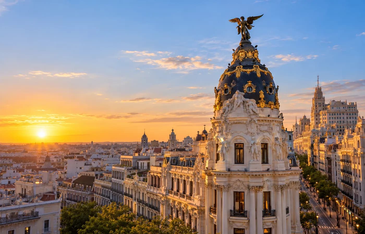 Gran Vía de Madrid al atardecer